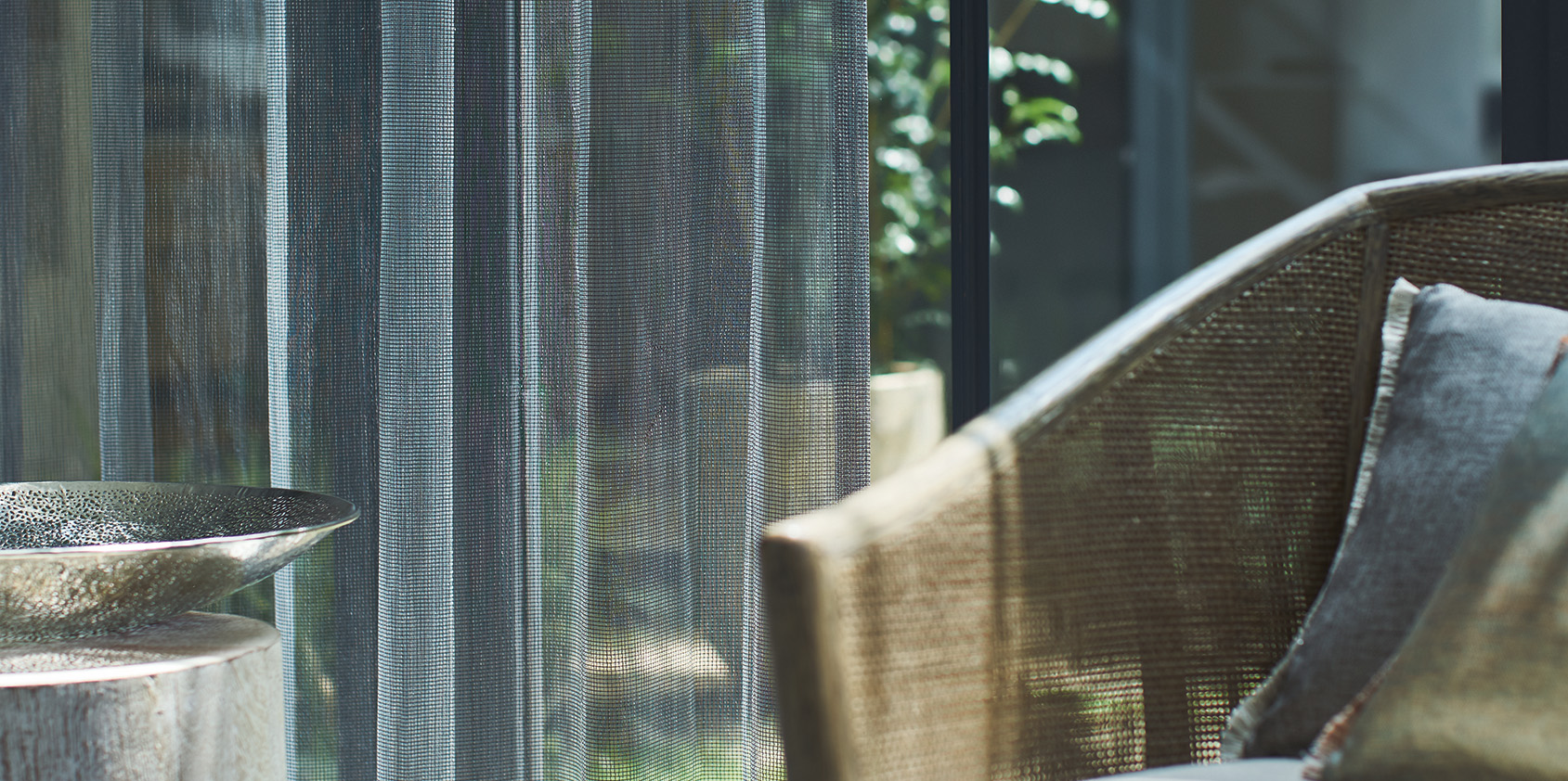 右に椅子のレース