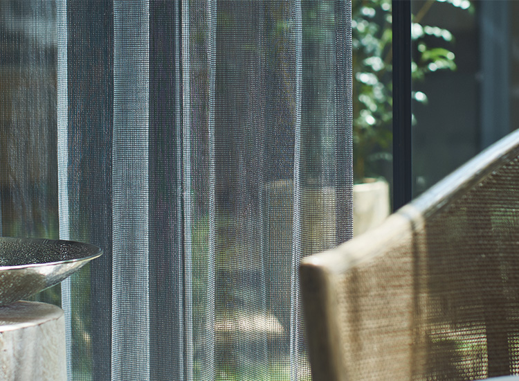 右に椅子のレース