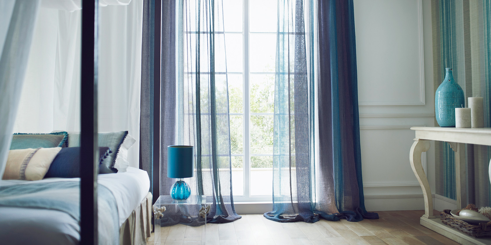 左ベット中央青いレース