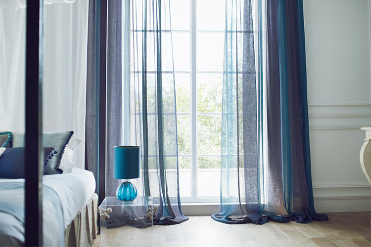 左ベット中央青いレース