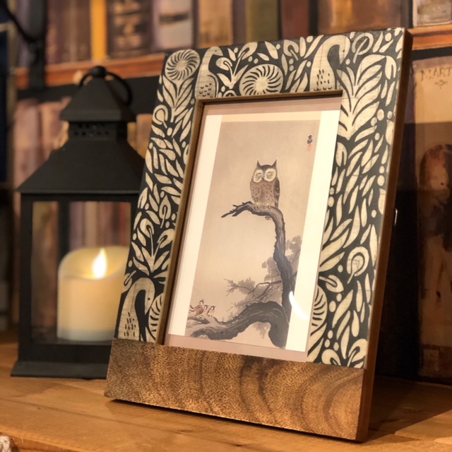 素敵な額やLEDランタン入荷しました♪