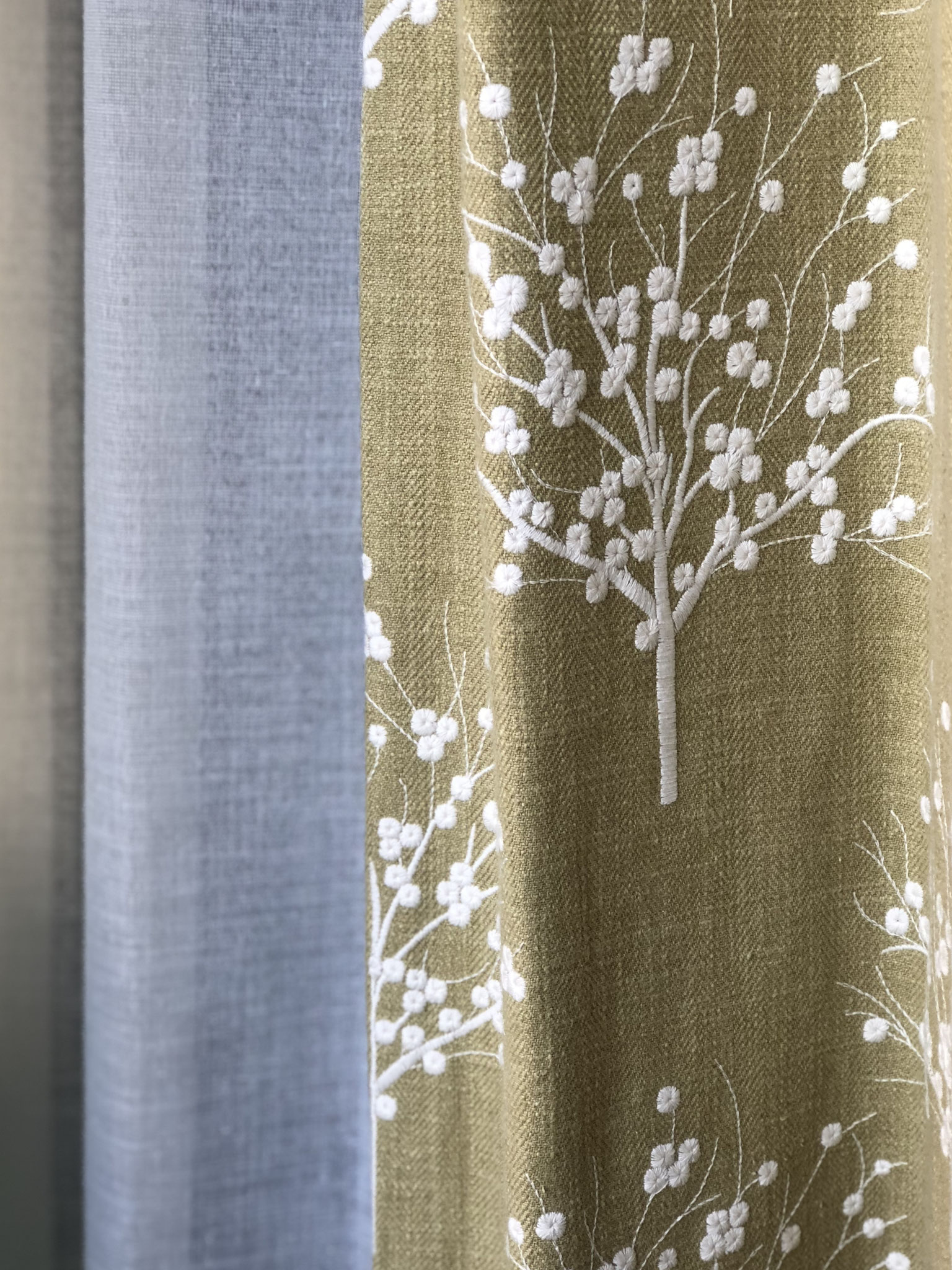 刺繍のカーテン♪