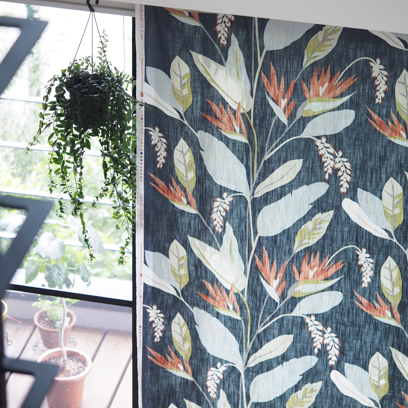 カーテンクリップを使って生地を飾る