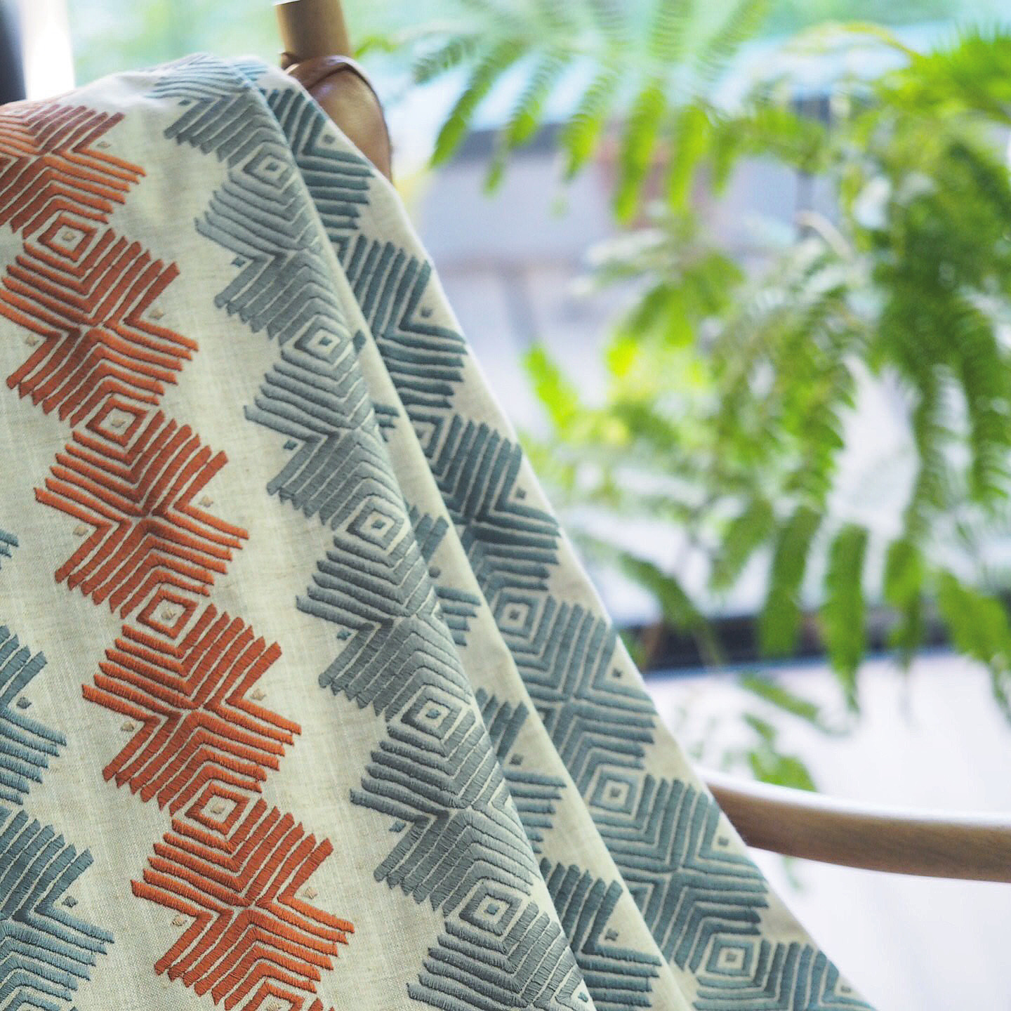 刺繍の生地をアクセントに