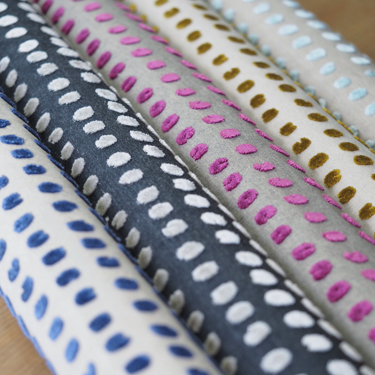 不揃いなドットが可愛い生地