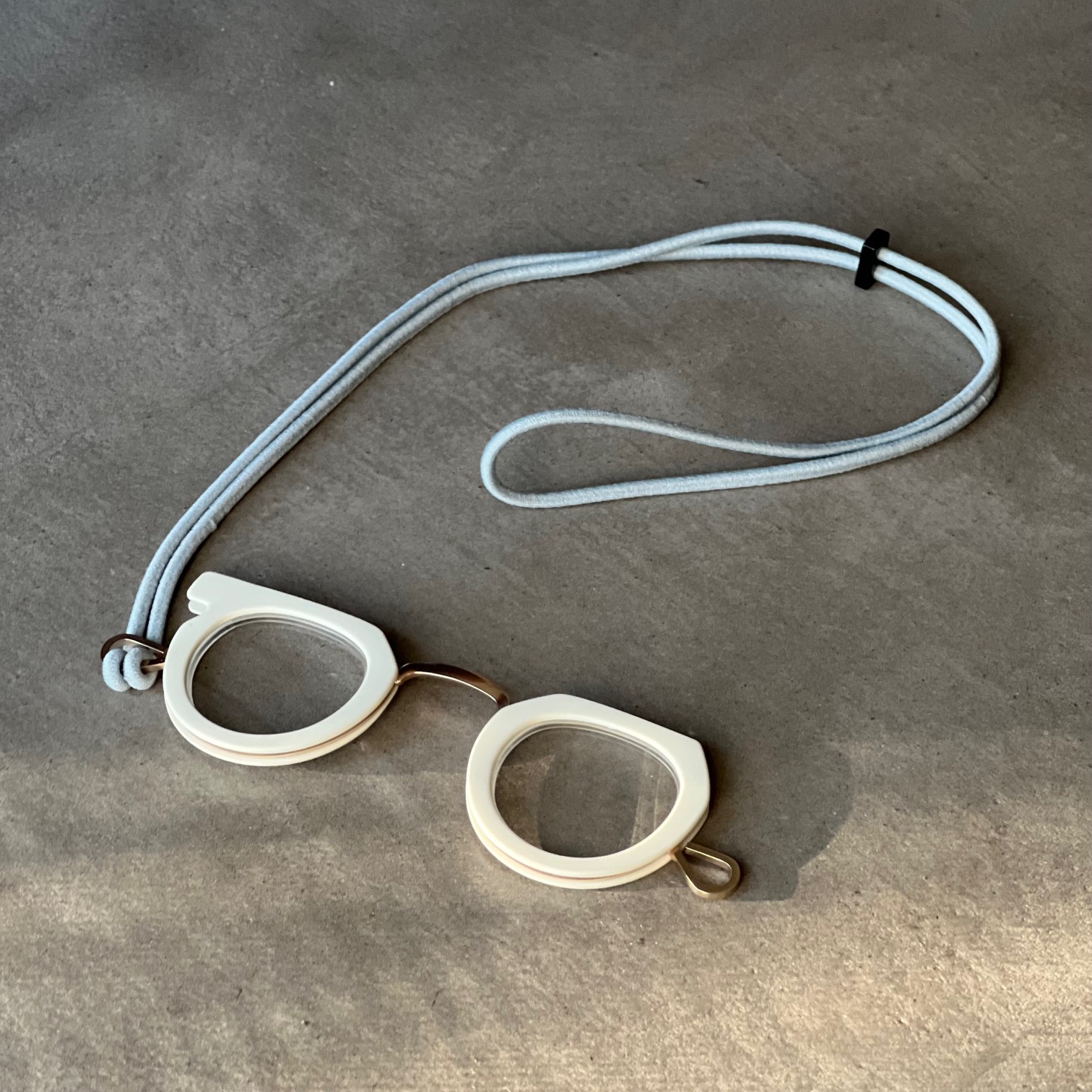 アクセサリー感覚のルーペグラス