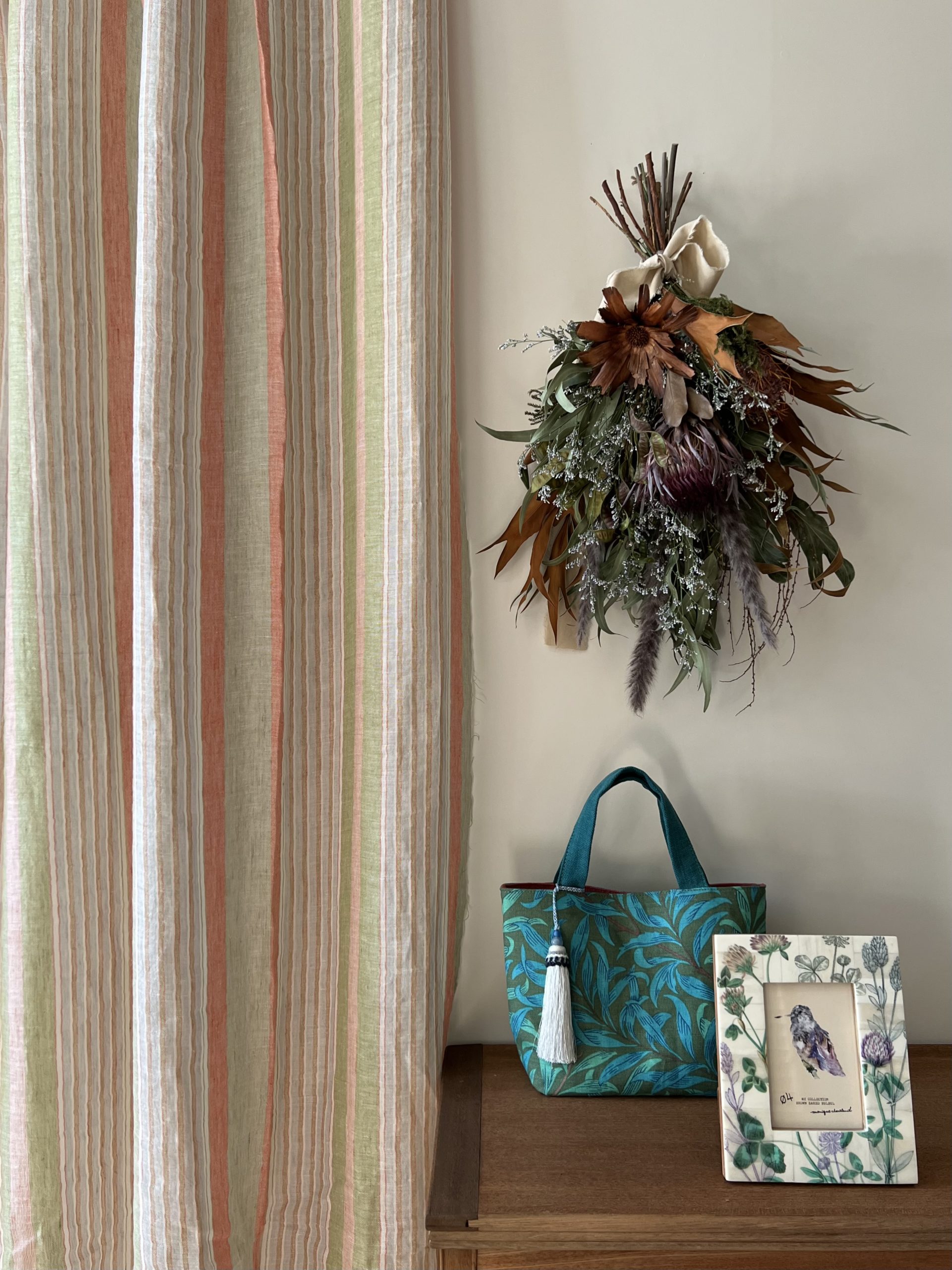 優しい色合いのストライプリネンレース